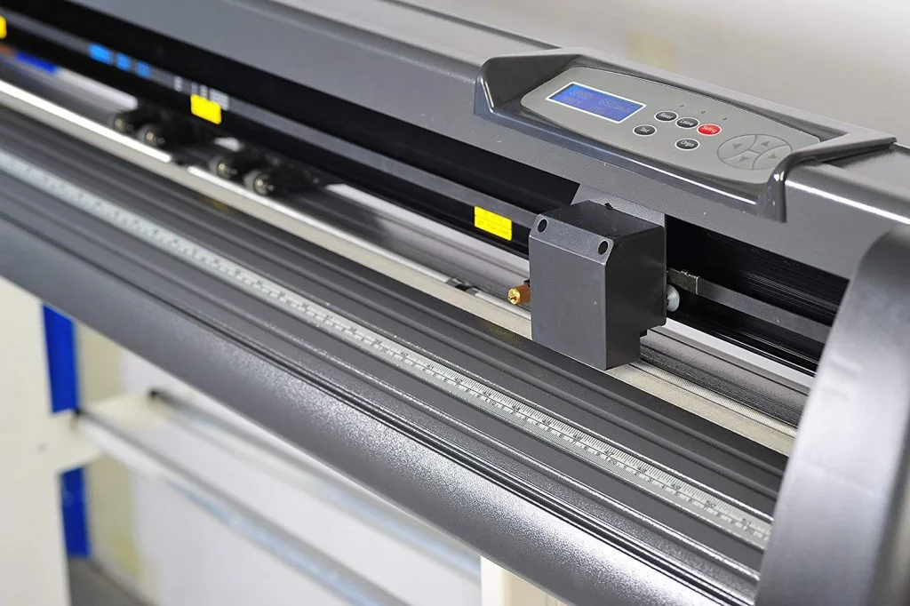 Importadora Gráfica - El plotter de corte es un dispositivo similar a una  impresora cuya función es cortar diseños en lugar de imprimir. cuenta con  sensor óptico y una medida de 63cm